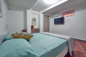 um quarto com uma cama com uma tigela em A casa di Emma em Vietri
