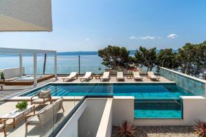 una piscina sul tetto di una casa con vista di New! Villa Bava with 4 En-suite Bedrooms, Heated 33 sqm Pool a Omiš (Almissa)