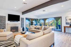 uma sala de estar com dois sofás e uma lareira em Cliff House - El Paseo Retreat with amazing views of Palm Desert city lights em Palm Desert