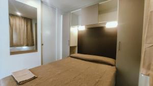 1 dormitorio pequeño con 1 cama en una habitación en La Pineta, en Albenga