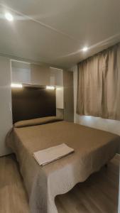 1 dormitorio con 1 cama grande en una habitación en La Pineta en Albenga