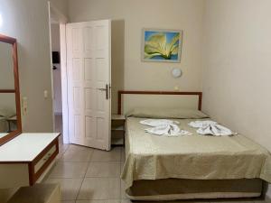 1 dormitorio con 1 cama con 2 toallas en İSABELLA APART OTEL, en Alanya