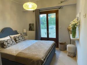 um quarto com uma cama e uma grande janela em Villa Stelianna em Engares