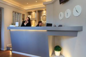 two women sitting at a counter in a salon at Antica Locanda Del Villoresi in Nerviano