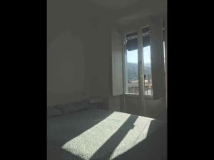 a bedroom with a bed and a window with a view at Apartamento luminoso y acogedor Port de la Selva in Port de la Selva