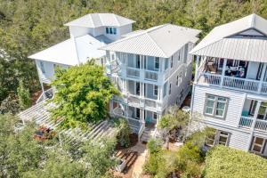 widok z góry na duży dom z niebieskim w obiekcie Seaster Shack w mieście Seacrest