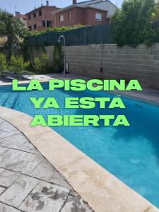 a sign that read la piscina va estina abetterina next to w obiekcie Chale a 25 minutos de Madrid cerca de Somosierra w mieście El Casar de Talamanca