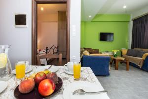einen Obstteller auf einem Tisch im Wohnzimmer in der Unterkunft Nikis Apartments Kisamos in Dhrapaniás
