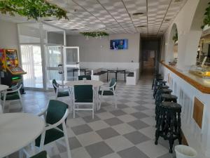 um restaurante com mesas e cadeiras num quarto em HOTEL ORIANA em Badajós