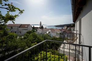 een uitzicht vanaf het balkon van een huis bij D_View in Hvar