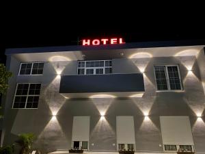 un hotel con un cartel en el lateral de un edificio en Hotel Real, en Ishull-Lezhë 8 fotos más