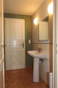 Koupelna v ubytování Rustic ground floor apartment in Mala Strana