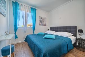 Postel nebo postele na pokoji v ubytování Moni's Place - fresh seaview apartment