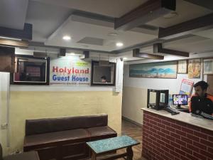 Lobi atau kawasan kaunter penerimaan di Holy Land Hotel Nepal