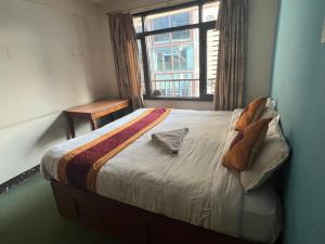 Postel nebo postele na pokoji v ubytování Holy Land Hotel Nepal