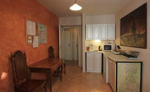 - une cuisine avec une table et un comptoir dans l'établissement Cosy rustic 1 Bedroom Apartment in Mala Strana, à Prague
