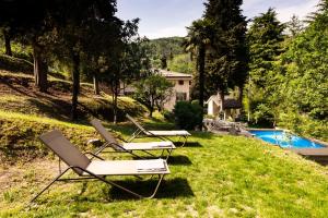 Castion VeroneseにあるRelais Villa Almaのラウンジチェア2脚、プール付きの庭