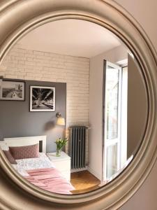 una camera con letto e specchio di Klimatyczny Apartament pod Ratuszem -ul. Śląska 2 a Częstochowa