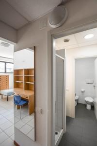 a bathroom with a desk and a toilet at Ostello Ipsia in San Benedetto del Tronto +32 photos
