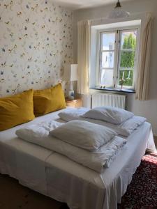 سرير أو أسرّة في غرفة في Skelby Præstegaard