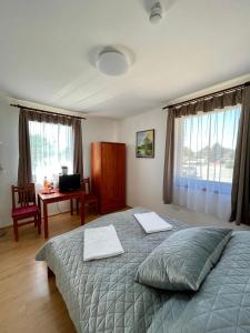 um quarto com uma cama grande com duas toalhas em Auróra Rendezvényterem & Szállás em Jászapáti