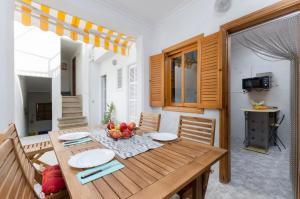 TV a/nebo společenská místnost v ubytování YourHouse Petita, beach house in Majorca North
