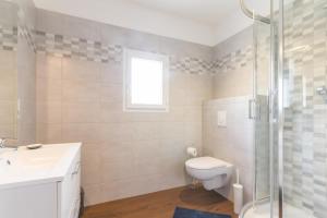 une salle de bains avec toilettes, lavabo et douche dans l'établissement Maison Baduel, à Auxey-Duresses 15 autres photos