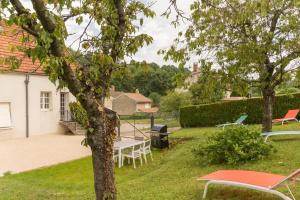 - une cour avec une table de pique-nique et un grill dans l'établissement Maison Baduel, à Auxey-Duresses