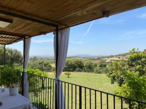 - un balcon avec vue sur un champ dans l'établissement Es Mirador - Adults Only, à Manacor