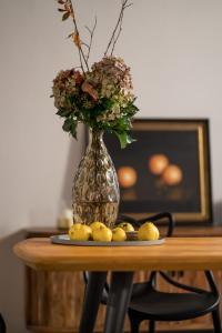 um vaso com flores e limões numa mesa em Hinterm Marstall 2 em Coburgo