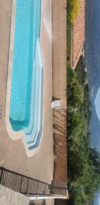 - une vue sur la piscine d'un complexe dans l'établissement Résidence pinedda, à Propriano