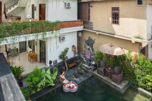 uma vista aérea de uma casa com piscina em Ubudku Villas em Ubud