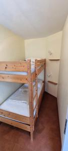 2 stapelbedden in een kleine kamer bij Ferienwohnung "Seemöwe" in Burgtiefe auf Fehmarn 