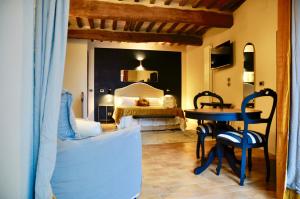 - une chambre avec un lit, une table et des chaises dans l'établissement suite la fortezza, à Montalcino