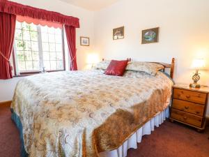 a bedroom with a large bed and a window at Magnolia Apartment in Bourton on the Water
