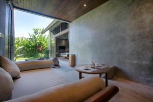 Uma área de estar em Taman Dharmawangsa Suites