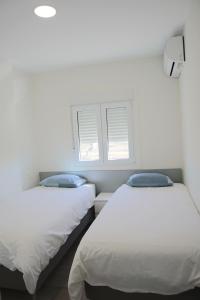 Postel nebo postele na pokoji v ubytování JUST To SLEEP 2 BEDROOMS APARTMENTS