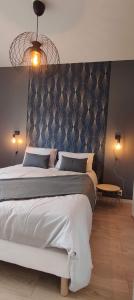 um quarto com uma cama grande e uma cabeceira azul em Bel'favê em Belfort
