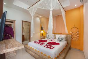Postel nebo postele na pokoji v ubytování Ubudku Villas + 37 fotografií