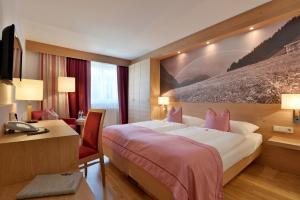 Postel nebo postele na pokoji v ubytování Hotel Goldener Adler Wattens + 37 fotografií