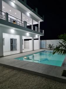 Villa con piscina por la noche en La doré du Sénégal, en Somone