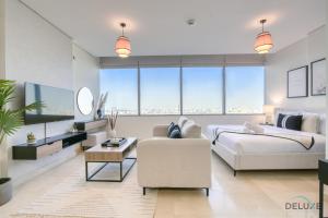 Posezení v ubytování Opulent Studio at Sky Gardens DIFC by Deluxe Holiday Homes