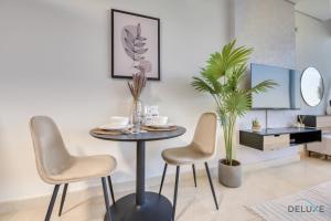 Posezení v ubytování Opulent Studio at Sky Gardens DIFC by Deluxe Holiday Homes