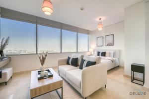 Posezení v ubytování Opulent Studio at Sky Gardens DIFC by Deluxe Holiday Homes