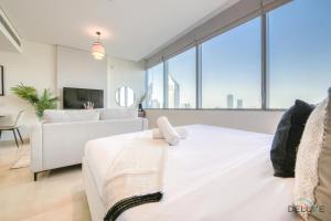 TV a/nebo společenská místnost v ubytování Opulent Studio at Sky Gardens DIFC by Deluxe Holiday Homes