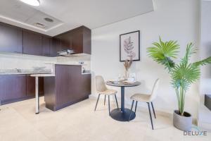 Kuchyň nebo kuchyňský kout v ubytování Opulent Studio at Sky Gardens DIFC by Deluxe Holiday Homes