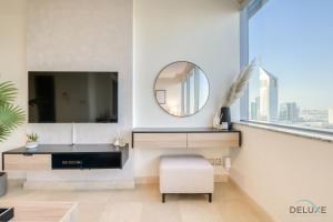 TV a/nebo společenská místnost v ubytování Opulent Studio at Sky Gardens DIFC by Deluxe Holiday Homes