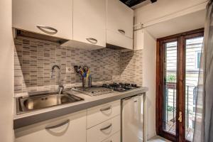 Η κουζίνα ή μικρή κουζίνα στο Moro Magenta 4 Casa e Appartamento per Vacanze