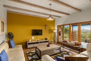 Una sala de estar con un sofá y un televisor. en Elements Private Golf Reserve House 296, en Bela-Bela