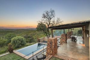una villa con piscina y patio en Elements Private Golf Reserve House 296, en Bela-Bela
